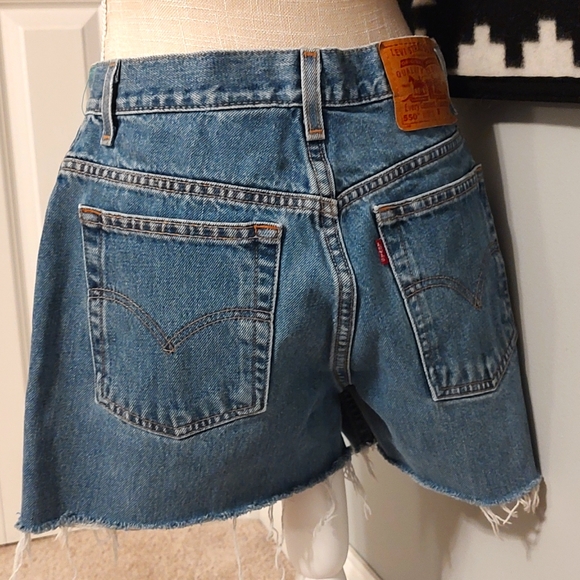 🥰EUC Levi's 550 Junior's Relaxed Fit, Medium Wash Denim Shorts, Regular Fly, 13 - Picture 4 of 10